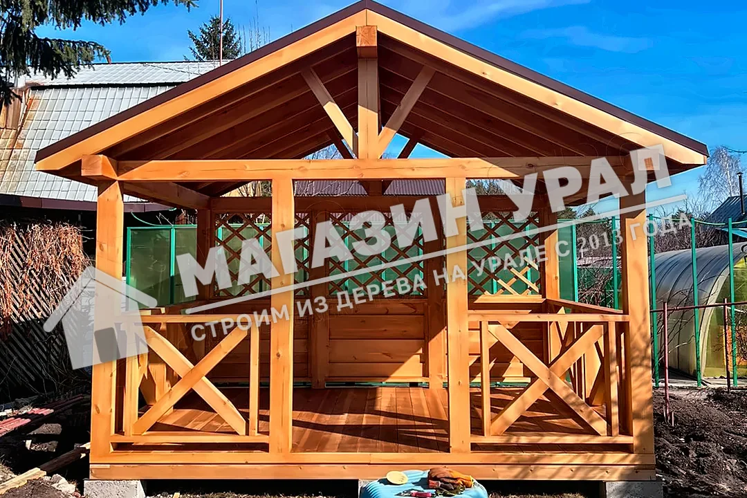 Деревянная беседка с решётками «Медная гора» — фото