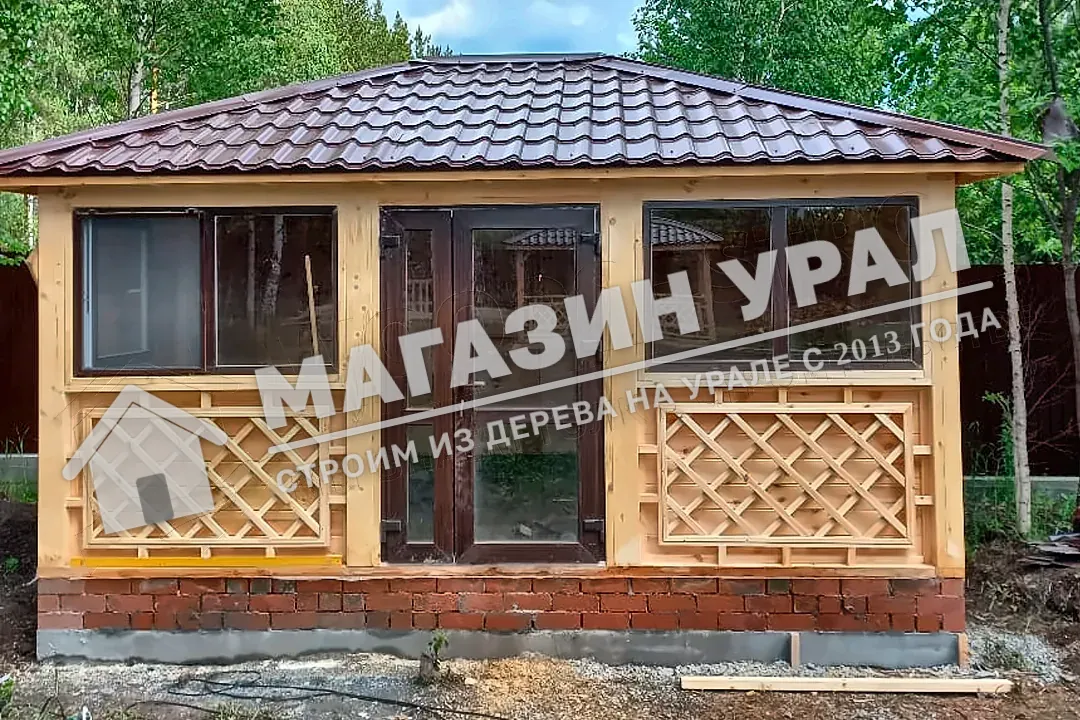 Закрытая беседка на кирпичном цоколе «Теремок» — общий вид