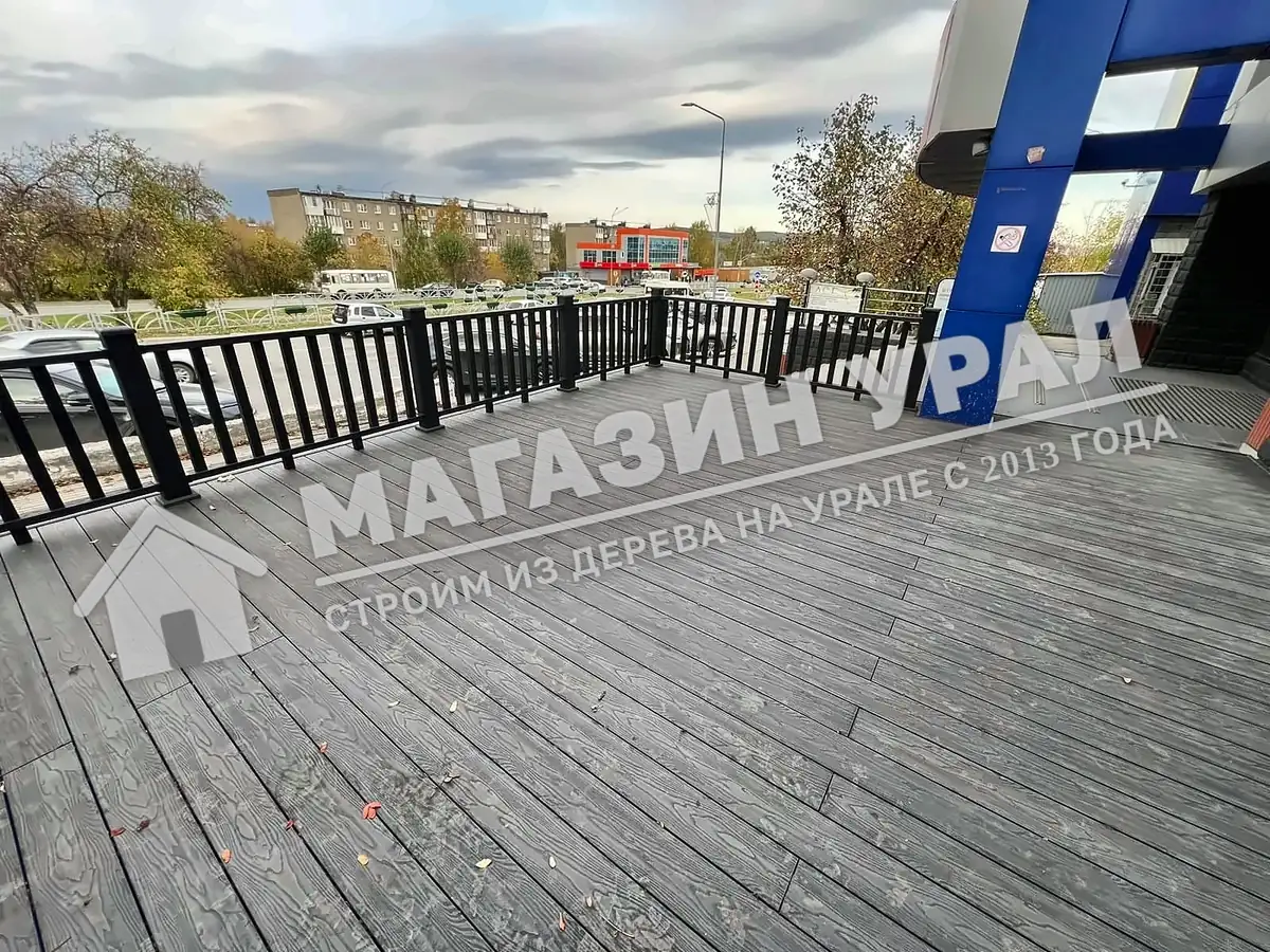 Большая терраса из ДПК «Графитовая» — общий вид