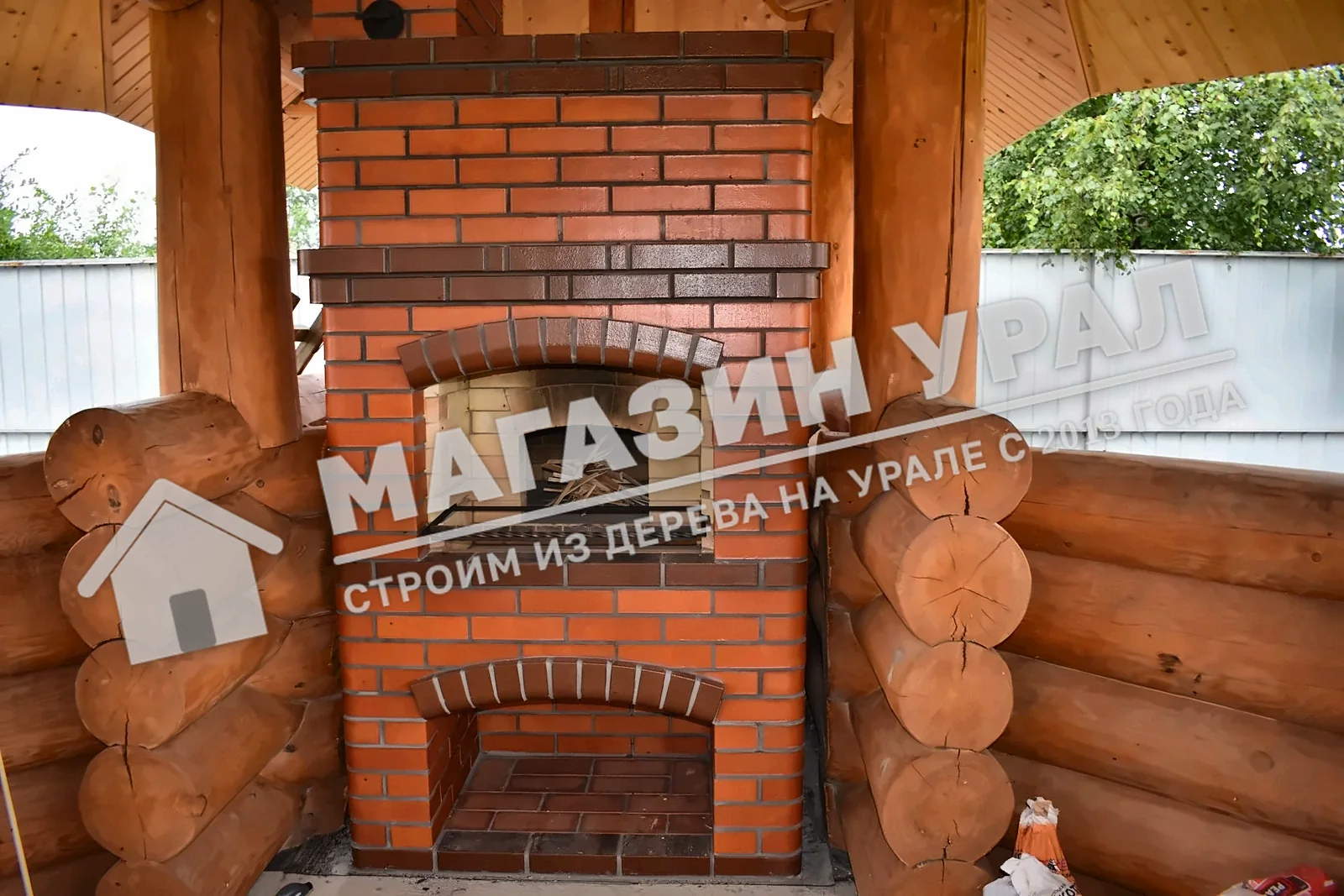 Мангал в беседке из бревна «Изба» — фото