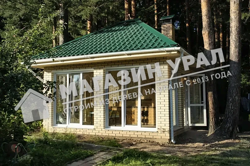 Летняя кухня с раздвижными окнами «Сосны» — фото